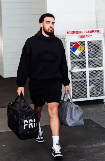 Short de survêtement Fear Of God Jet Black Fleece porté par Tyus Jones sur le compte Instagram @suns