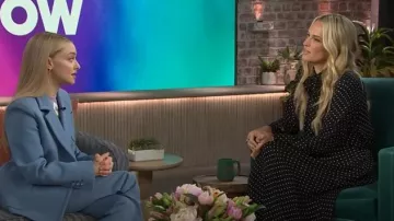 Guardarropa Nueva York Falda larga acampanada de lunares usada por Molly Sims como se ve en The Kelly Clarkson Show el 14 de marzo de 2025