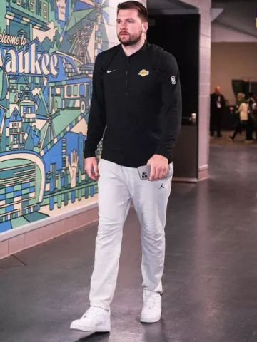 Nike Air Force 1 Low 'White' usado por Luka Dončić en la cuenta de Instagram @lakers