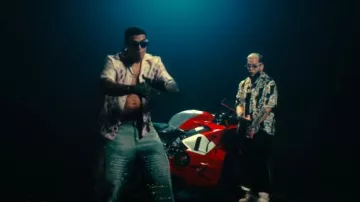 Chemise de bowling Amiri Pink Logo-Tape portée par Lunay dans Casper Magico, Lunay, IZaak & Hades66 - Ducati (Vidéo Officielle)