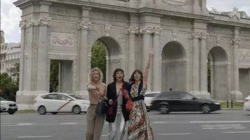 Robe à motif, échancrée dans le dos de Carmen (Paula Malia) dans Valeria (S04E05)
