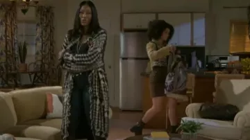 Guess Fringed Patchwork Lee Cardigan usado por Dana 'Leslie' Thomas (Trisha Mann) como se ve en Beyond the Gates (S01E05)
