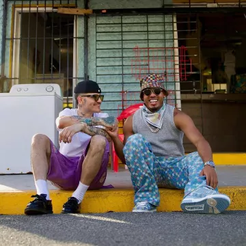 Louis Vuitton Bandana multicolore Damier 'LV Vers' porté par Myke Towers sur le compte Instagram @yosoytukapo