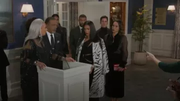 Abrigo Mono de Mabel de Todos los Santos usado por Dani Dupree (Karla Cheatham Mosley) como se ve en Más allá de las puertas (T01E06)
