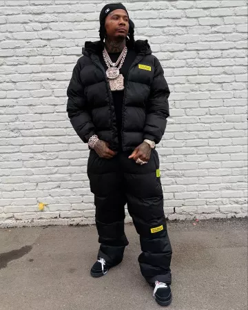 That's A Awful Lot Of Cough Syrup Black Back-Logo Puffer Jacket usado por Moneybagg Yo en la cuenta de Instagram @moneybaggyo