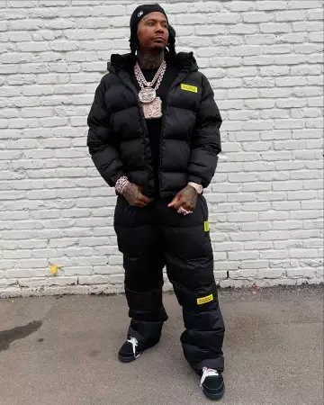 C’est beaucoup de sirop contre la toux Black Logo Patch Puffer Pants porté par Moneybagg Yo sur le compte Instagram @moneybaggyo