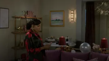 Natori Bata de satén con cuello de chal de manga larga con estampado floral usada por Hayley Lawson (Marquita Goings) como se ve en Beyond the Gates (S01E06)