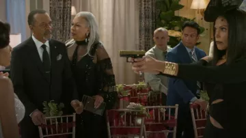Bolso de mano de Cult Gaia Annika usado por Anita Dupree (Tamara Tunie) como se ve en Más allá de las puertas (T01E06)