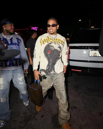 Qui décide de la guerre Jeans 'Unpelled' ornés de beiges de guerre et de cristaux multicolores portés par Ozuna sur le compte Instagram @ozuna