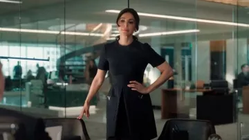 Minivestido de alta costura Valentino VGold Crêpe usado por Roslyn (Azita Ghanizada) visto en Suits LA (S01E01)