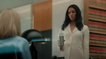 Dior 30 Montaigne Bar Jacket en blanco usado por Erica Rollins (Lex Scott Davis) como se ve en Suits LA (S01E01)