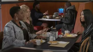 Kasper Blazer long à ouverture sur le devant en jacquard feuille métallisée porté par Mona Wilson (Karan Kendrick) comme on le voit dans Beyond the Gates (S01E08)