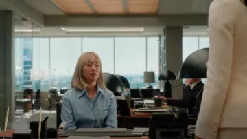 Chemise courte boutonnée rayée Coach portée par Leah Power (Alice Lee) comme on le voit dans Suits LA (S01E01)