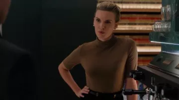Top de cuello alto American Vintage Xo Bow usado por Amanda Stevens (Maggie Grace) como se ve en Suits LA (S01E02)