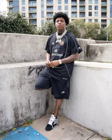 Balenciaga Black Baggy Soccer Shorts usados por Yungeen Ace en la cuenta de Instagram @yungeenace