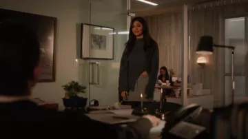 Suéter asimétrico despreocupado de Label Hayes usado por Dylan Pryor (Victoria Justice) visto en Suits LA (S01E02)