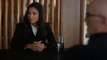 Chaqueta Dior 30 Montaigne Bar usada por Erica Rollins (Lex Scott Davis) como se ve en Suits LA (S01E02)