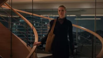 Banana Republic Vida Tote worn by Amanda Stevens (Maggie Grace) as seen in Suits LA (S01E02)