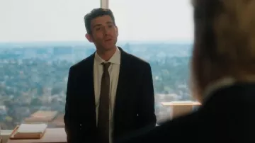 Corbata Gucci GG Silk Jacquard en marrón oscuro y marrón usada por Rick Dodsen (Bryan Greenberg) como se ve en Suits LA (S01E02)