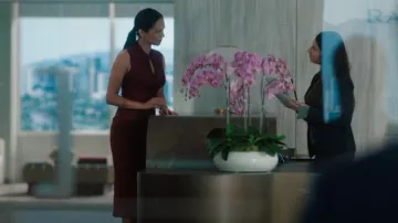 Sandro Robe en soie froncée portée par Samantha (Rochenda Sandall) comme on le voit dans Suits LA (S01E03)