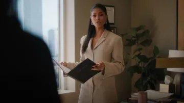 Jacquemus La Robe Bari Minivestido de lino recortado en beige usado por Erica Rollins (Lex Scott Davis) como se ve en Suits LA (S01E03)