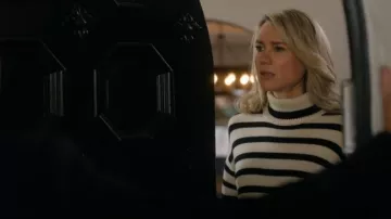 Totême Signature Stripe Wool Turtleneck usado por Valerie Thompson (Kristen Hager) como se ve en Suits LA (S01E03)