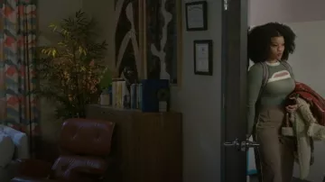 Pantalón de raya diplomática con detalle de bóxer usado por Eva Thomas (Ambyr Michelle) como se ve en Beyond the Gates (T01E09)