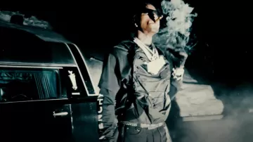 Les lunettes de soleil noires étroites 'Geth' de Rick Owens portées par YoungBoy ne se sont plus jamais cassées dans YoungBoy Never Broke Again - Trapped Out [Official Video]