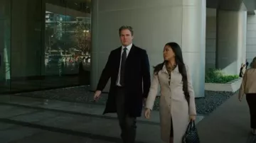 Abrigo largo de sarga con hebilla Courrèges usado por Erica Rollins (Lex Scott Davis) como se ve en Suits LA (S01E04)