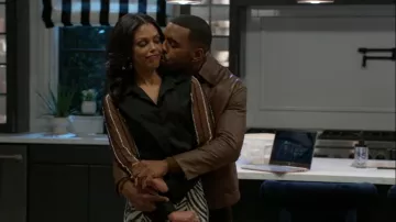 Hilton Hollis Ceramica Poplin with Applique Tul Shirt usado por Dani Dupree (Karla Cheatham Mosley) como se ve en Beyond the Gates (S01E09)