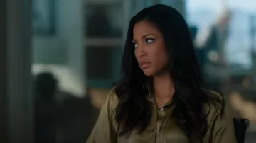 Collier pendentif barre d’équilibre porté par Erica Rollins (Lex Scott Davis) comme on le voit dans Suits LA (S01E04)