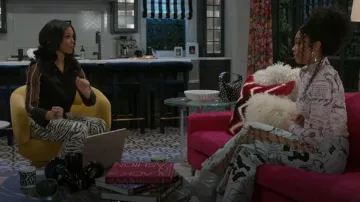 Cinq a Sept Lucy Text Top de cuello alto usado por Chelsea Hamilton (Rhonnirose Mantilla) como se ve en Beyond the Gates (S01E09)