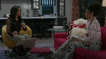 Akira New Ink Relaxed Denim Jeans usados por Chelsea Hamilton (Rhonnirose Mantilla) como se ve en Beyond the Gates (S01E09)