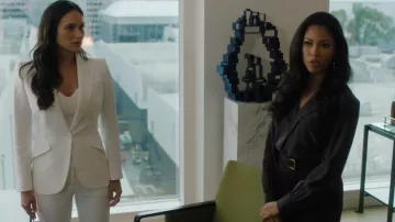 Alexander McQueen Pantalones acampanados de tiro medio en blanco usados por Samantha (Rachelle Goulding) como se ve en Suits LA (S01E04)