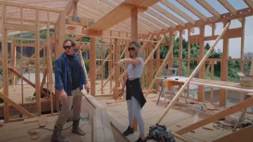 Alo Yoga 8 High-Waist Airlift Legging usado por Christina El Moussa como se ve en Christina on the Coast (T06E10)