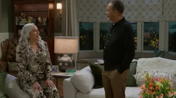 L’Agence Pilar Wide-Leg Pants porté par Anita Dupree (Tamara Tunie) comme on le voit dans Beyond the Gates (S01E10)