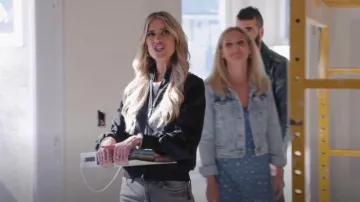 Chaqueta Louis Vuitton con cremallera con monograma en relieve usada por Christina El Moussa como se ve en Christina on the Coast (T06E10)