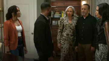 Bar III Blazer de un botón de gamuza sintética con un solo botón usado por Naomi Hamilton Hawthorne (Arielle Prepetit) como se ve en Beyond the Gates (S01E11)