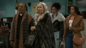 Manteau portefeuille ceinturé en laine mélangée Tahari Juliette en Caramel porté par Naomi Hamilton Hawthorne (Arielle Prepetit) comme on le voit dans Beyond the Gates (S01E11)