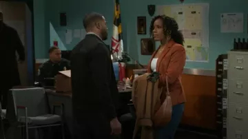 Sac à bandoulière Mango Short Handle porté par Naomi Hamilton Hawthorne (Arielle Prepetit) comme on le voit dans Beyond the Gates (S01E11)