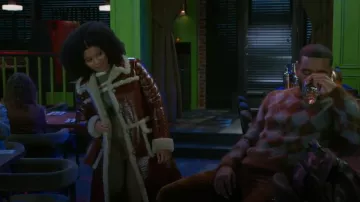 Manteau en similicuir à garniture sherpa d’Anna Sui porté par Eva Thomas (Ambyr Michelle) comme on le voit dans Au-delà des portes (S01E11)