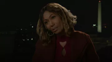 Manteau Tahari Elliot en Cinnamon porté par Dana 'Leslie' Thomas (Trisha Mann) comme on le voit dans Beyond the Gates (S01E11)