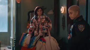 Shopper recyclé Kurt Geiger porté par Elsbeth Tascioni (Carrie Preston) comme on le voit dans Elsbeth (S02E15)