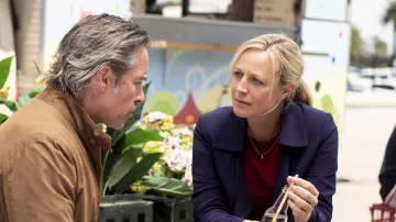 Manteau bleu marine porté par Linda Hillier (Marta Dusseldorp) comme on le voit dans la série télévisée Jack Irish (Saison 3 Épisode 2)