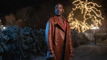 Chaqueta de cuero marrón usada por Doctor Who (Ncuti Gatwa) como se ve en los atuendos de la serie de televisión Doctor Who (Temporada 14)