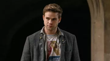 Collar en espiral de Edward Brooks (Leo Woodall) en Prime Target