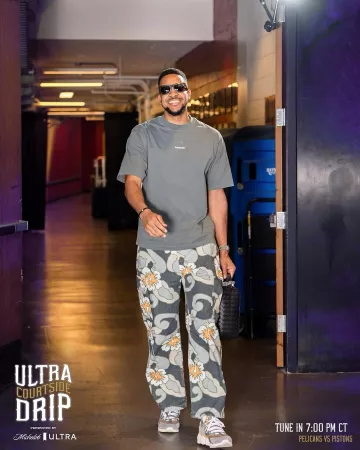 Camiseta 'Extorr Stamp' verde cedro de Acne Studios usada por CJ McCollum en la cuenta de Instagram @pelicansnba