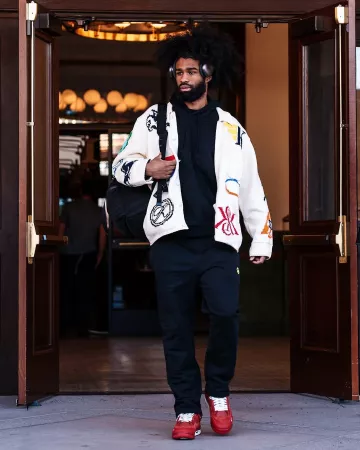 Jordan 4 Retro OG x Nigel Sylvester 'Firewood Orange' usado por Coby White en la cuenta de Instagram @chicagobulls