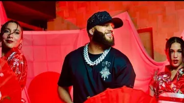 T-Shirt Givenchy Lustre Orné Noir porté par El Alfa dans El Alfa « El Jefe » - PajaPon (Vidéo Officielle)