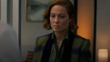 Rachel Comey Mensy Shirt Pepper Green porté par Angie Polaski (Erika Christensen) comme on le voit dans Will Trent (S03E09)